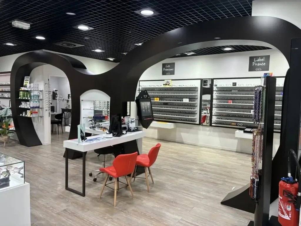 Arche noire en forme de lunettes au centre du magasin Ancenis Optique
