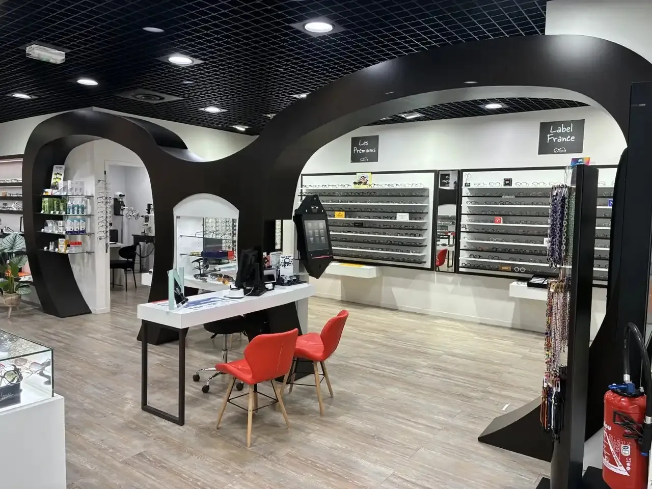 Arche noire en forme de lunettes au centre du magasin Ancenis Optique