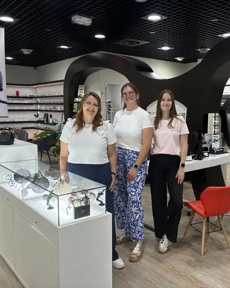 L'équipe d'Ancenis Optique devant le comptoir du magasin