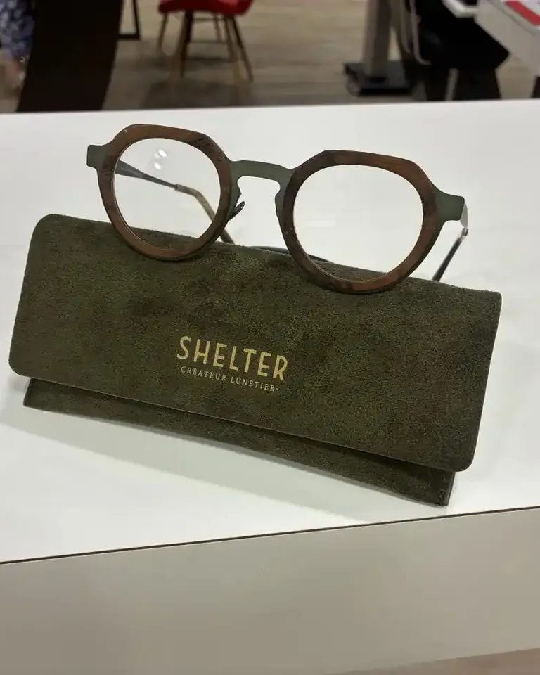 Monture ronde en bois sur son étui Shelter en feutrine verte